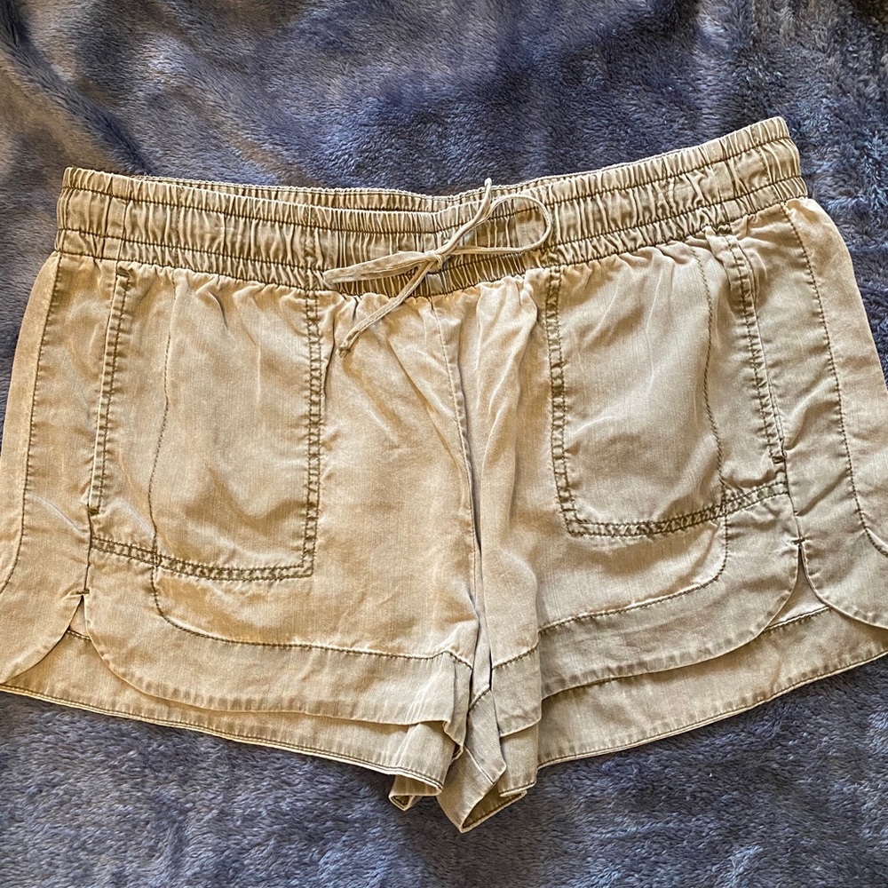 Drawstring pull on shorts size L